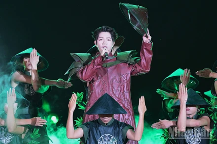 Ca sĩ Đức Phúc với nhạc phẩm "Phù Đổng Thiên Vương" tại chương trình.