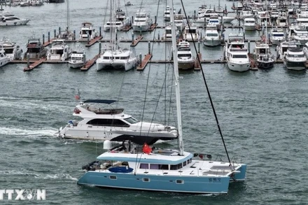 Tàu thuyền trở về nơi tránh trú bão ở thành phố Tam Á, đảo Hải Nam, Trung Quốc ngày 23/8/2025. (Ảnh: THX/TTXVN)