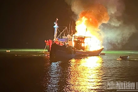 Hiện trường vụ cháy tàu cá mang số hiệu QNg 91478TS.