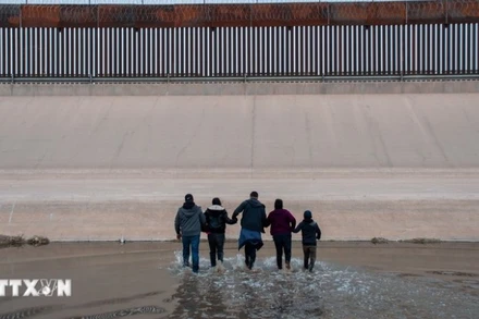 Người di cư vượt sông Rio Bravo ở biên giới Mỹ-Mexico. (Ảnh: THX/TTXVN)