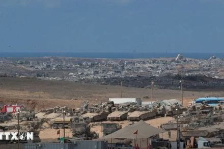 Xe quân sự Israel tại khu vực biên giới với Dải Gaza ngày 10/10/2025. (Ảnh: THX/TTXVN)