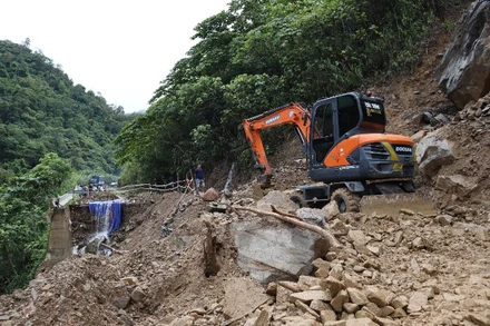 Điểm sạt ở đoạn qua bản Có Hạ, xã Nhôn Mai.