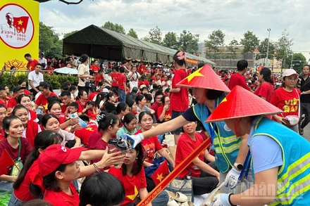 Lực lượng tình nguyện thu dọn rác thải trên phố Nguyễn Thái Học chiều 24/8.