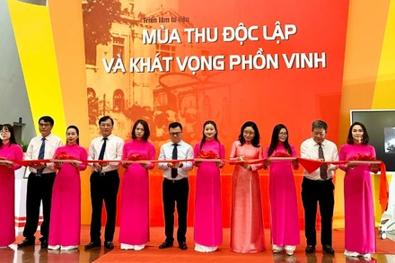 Các đại biểu cắt băng khai mạc triển lãm.