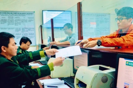 Cán bộ, chiến sĩ Biên phòng kiểm soát phương tiện xuất nhập cảnh tại Cửa khẩu cảng Hải Phòng.