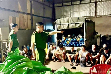 Đại tá Bùi Trung Thành, Phó Giám đốc, Thủ trưởng Cơ quan CSĐT Công an thành phố Hải Phòng trực tiếp có mặt tại hiện trường chỉ đạo công tác điều tra.