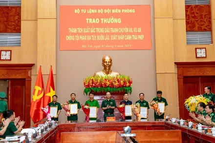 Đồng chí Trung tướng Nguyễn Anh Tuấn, Chính ủy Bộ đội Biên phòng trao thưởng cho các đơn vị có thành tích xuất sắc. (Ảnh: Bộ Tư lệnh Bộ đội Biên phòng)