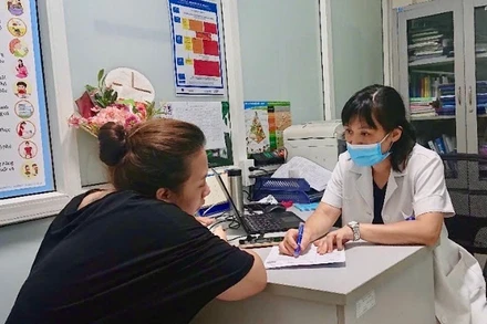 Tiến sĩ, bác sĩ Trần Châu Quyên, Trưởng khoa Khám tư vấn dinh dưỡng người lớn (Viện Dinh dưỡng quốc gia) khám tư vấn cho người dân.