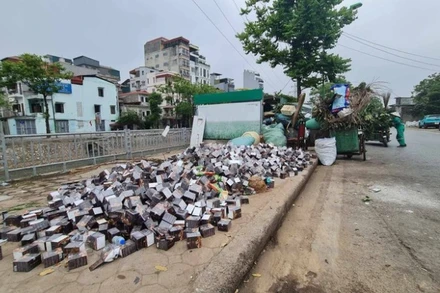 Hàng nghìn hộp có dán nhãn thực phẩm bảo vệ sức khỏe đã được người dân phát hiện vứt tràn lan ra vỉa hè đường Nguyễn Lân, phường Khương Mai, Thanh Xuân (Hà Nội).