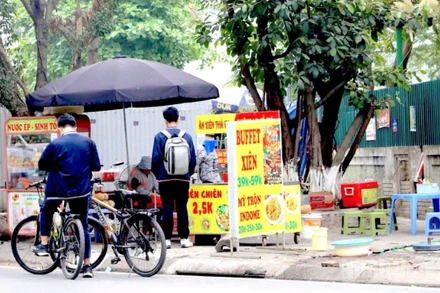 Bộ Y tế yêu cầu các đơn vị kiểm tra, giám sát việc tuân thủ quy định về an toàn thực phẩm tại các cơ sở kinh doanh dịch vụ ăn uống, thức ăn đường phố, thức ăn chung quanh trường học. (Ảnh: ĐỖ THOA)