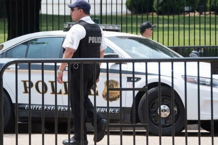 Nhân viên mật vụ gác bên ngoài Nhà Trắng ở Washington, DC, Mỹ. (Nguồn: AFP/TTXVN)