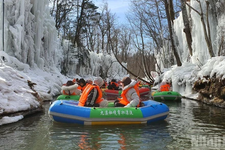 Khách du lịch trải nghiệm chèo thuyền trên suối ở Trường Bạch Sơn, tỉnh Cát Lâm, Trung Quốc.