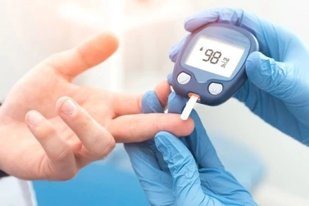 Viêm màng não có thể khởi phát nhanh và nguy hiểm hơn ở những người có bệnh nền mạn tính, đặc biệt là đái tháo đường và tăng huyết áp.