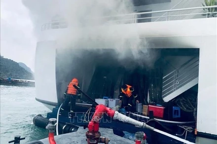 Lực lượng chữa cháy kịp thời dập tắt đám cháy tàu nghỉ đêm tại bến tàu Gia Luận (đặc khu Cát Hải, Hải Phòng). (Ảnh: TTXVN phát)