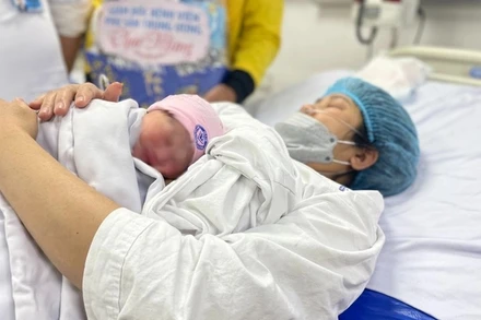 Thủ tướng Chính phủ chỉ đạo bổ sung các chính sách hỗ trợ, khuyến khích các cặp vợ chồng sinh con, sinh đủ hai con, phụ nữ sinh đủ hai con trước 35 tuổi.