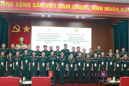 Các đại biểu chụp ảnh chung tại hội nghị khoa học lần thứ 3 giữa Học viện Quân y Việt Nam và Học viện Quân y Lào.