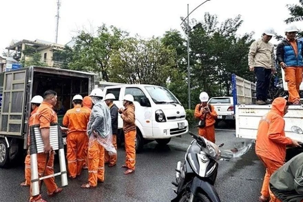 Đội xung kích nhanh chóng sắp xếp vật tư, trang thiết bị, phương tiện… lên đường thực hiện nhiệm vụ. (Ảnh: Điện lực Huế)