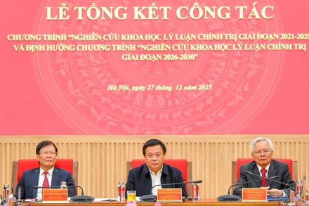 Các đồng chí chủ trì Lễ tổng kết. (Ảnh: THẾ ĐẠI)