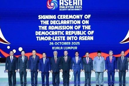 Lãnh đạo các nước ASEAN chứng kiến lễ ký tuyên bố về việc kết nạp Timor-Leste vào ASEAN. (Ảnh: VGP/Nhật Bắc)