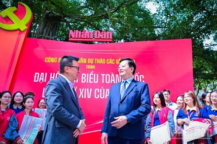 Phó Thủ tướng Chính phủ Mai Văn Chính tham quan không gian trưng bày “Toàn văn Dự thảo các văn kiện Đại hội XIV của Đảng” tại Báo Nhân Dân.