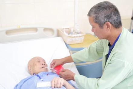 Ngày thứ 2 sau phẫu thuật, bệnh nhân đã tỉnh táo, ăn được cháo, sữa.