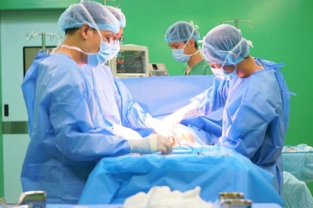 Ca mổ diễn ra thành công cứu sản phụ và thai nhi. (Ảnh: TRÚC ĐÀO)