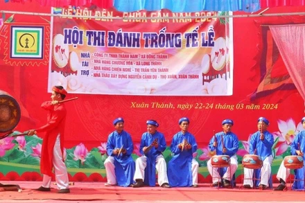 Hội thi đánh trống tế Yên Thành. (Ảnh: AN NAM)