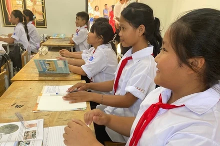 Các em học sinh Trường trung học cơ sở Minh Châu phấn khởi bước vào năm học mới 2025-2026.