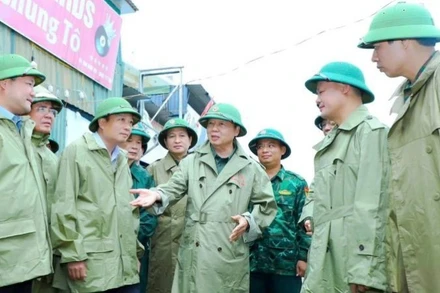 Phó Thủ tướng Chính phủ Trần Hồng Hà chỉ đạo công tác ứng phó với bão số 10 tại Nghệ An.
