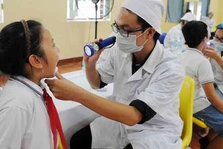 Khám bệnh định kỳ cho học sinh tại trường Tiểu học Lê Quý Đôn, Hà Nội. (Ảnh: TRẦN HẢI)