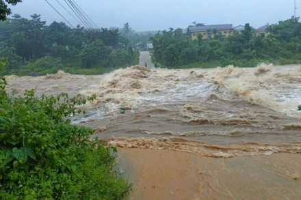 Nước sông thượng nguồn dâng cao, chảy xiết đoạn qua xã Hướng Phùng, tỉnh Quảng Trị.