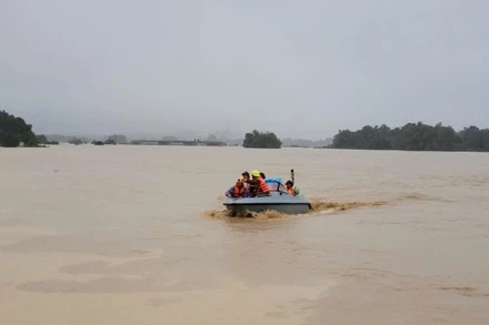 Lực lượng chức năng xã Lương Sơn, tỉnh Phú Thọ triển khai nhiệm vụ cứu hộ, cứu nạn.