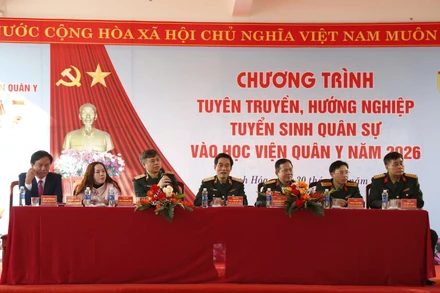Lãnh đạo Học viện Quân y giải đáp các câu hỏi của học sinh liên quan đến thông tin tuyển sinh quân sự năm 2026. (Ảnh: TUẤN DŨNG)