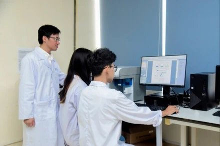 Hướng dẫn nghiên cứu khoa học tại Viện Hàn lâm Khoa học và Công nghệ. (Ảnh: BÍCH LIÊN)