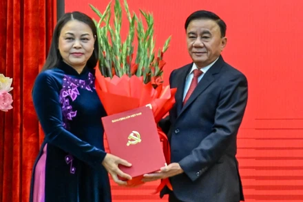 Thường trực Ban Bí thư Trần Cẩm Tú trao Quyết định của Bộ Chính trị, tặng hoa chúc mừng đồng chí Nguyễn Thị Thu Hà. (Ảnh: DUY LINH)
