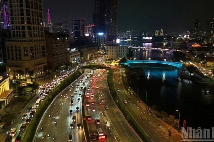 Nhiều tuyến đường ở khu vực trung tâm thành phố rơi vào cảnh kẹt xe kéo dài.