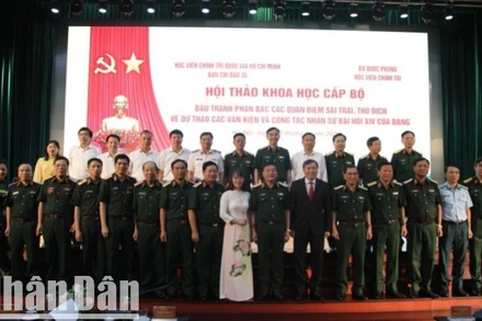 Đại biểu chụp ảnh chung tại hội thảo.