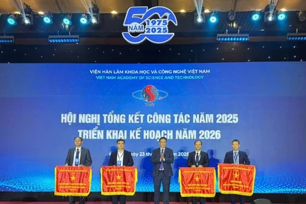 Giáo sư, Viện sĩ Châu Văn Minh, Chủ tịch Viện Hàn lâm Khoa học và Công nghệ Việt Nam, trao Cờ thi đua cho các đơn vị. (Ảnh: BÍCH LIÊN)