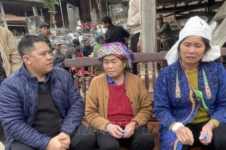 Lãnh đạo Ủy ban nhân dân xã Mường Giôn đến thăm hỏi, động viên gia đình các nạn nhân. (Ảnh: TTXVN)