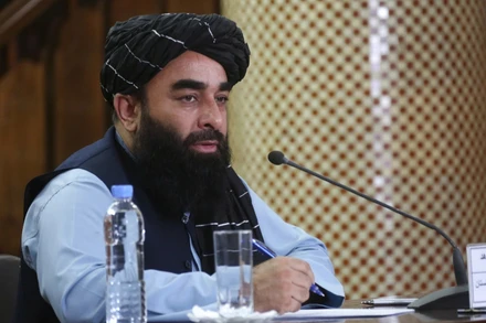 Người phát ngôn chính quyền Taliban tại Afghanistan, ông Zabihullah Mujahid, phát biểu tại cuộc họp báo ở Kabul. (Ảnh: THX/TTXVN)