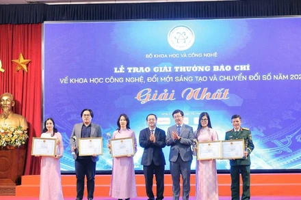 Các tác giả giành giải Nhất Giải thưởng báo chí về Khoa học, công nghệ, đổi mới sáng tạo và chuyển đổi số năm 2025.