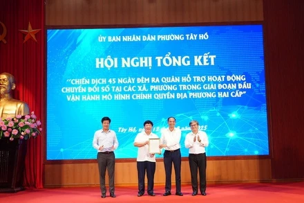 Phó Chủ tịch Ủy ban nhân dân thành phố Hà Nội Trương Việt Dũng trao thư khen của thành phố Hà Nội cho lãnh đạo phường Tây Hồ, do phường có thành tích xuất sắc trong trong Chiến dịch "45 ngày đêm ra quân hỗ trợ hoạt động chuyển đổi số”.