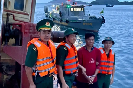Bộ đội Biên phòng bắt giữ đối tượng Thả. (Ảnh: CTV)