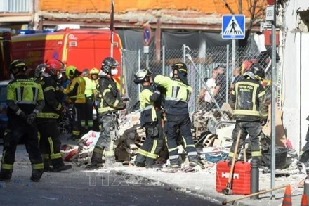 Lực lượng cứu hỏa tại hiện trường vụ nổ ở Madrid, Tây Ban Nha ngày 13/9/2025. Ảnh: THX/TTXVN