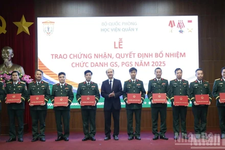 Giáo sư, Tiến sĩ Lê Quang Cường, Phó Chủ tịch Hội đồng Giáo sư Nhà nước trao Chứng nhận cho các nhà giáo của Học viện Quân y đạt tiêu chuẩn chức danh Giáo sư, Phó Giáo sư năm 2025.