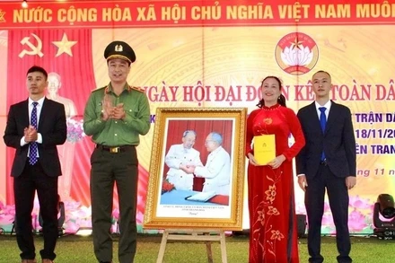 Lãnh đạo Công an tỉnh Thanh Hóa trao tặng thôn Thủ Lộc bức ảnh "Bác Hồ và bác Tôn".