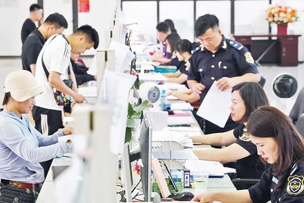 Làm thủ tục thông quan hàng hóa tại cửa khẩu Hữu Nghị (Lạng Sơn). (Ảnh: ANH QUÂN)