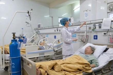 Các bác sĩ Bệnh viện Nội tiết Trung ương điều trị cho bệnh nhân. (Ảnh minh họa)