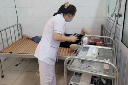 Thăm khám cho người bệnh nghi ngộ độc sau khi được chuyển cấp cứu, điều trị tại Trung tâm Y tế Hương Trà.