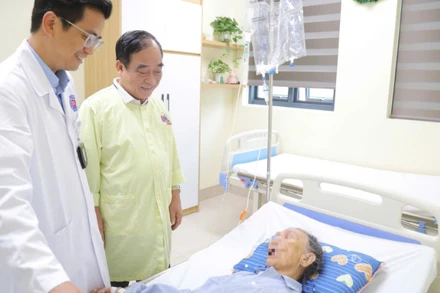 Bác sĩ Bệnh viện K thăm khám cho cụ B. sau phẫu thuật.